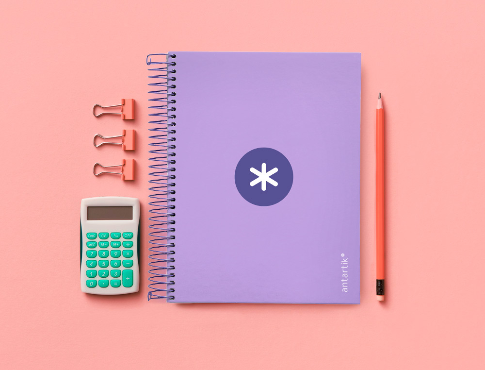 CADERNO ESPIRAL DIN A5 ANTARTIK CAPA FORRADA 120 F 100 GR QUADRICULA 5MM 5 BANDA 6 FUROS COR LAVANDA