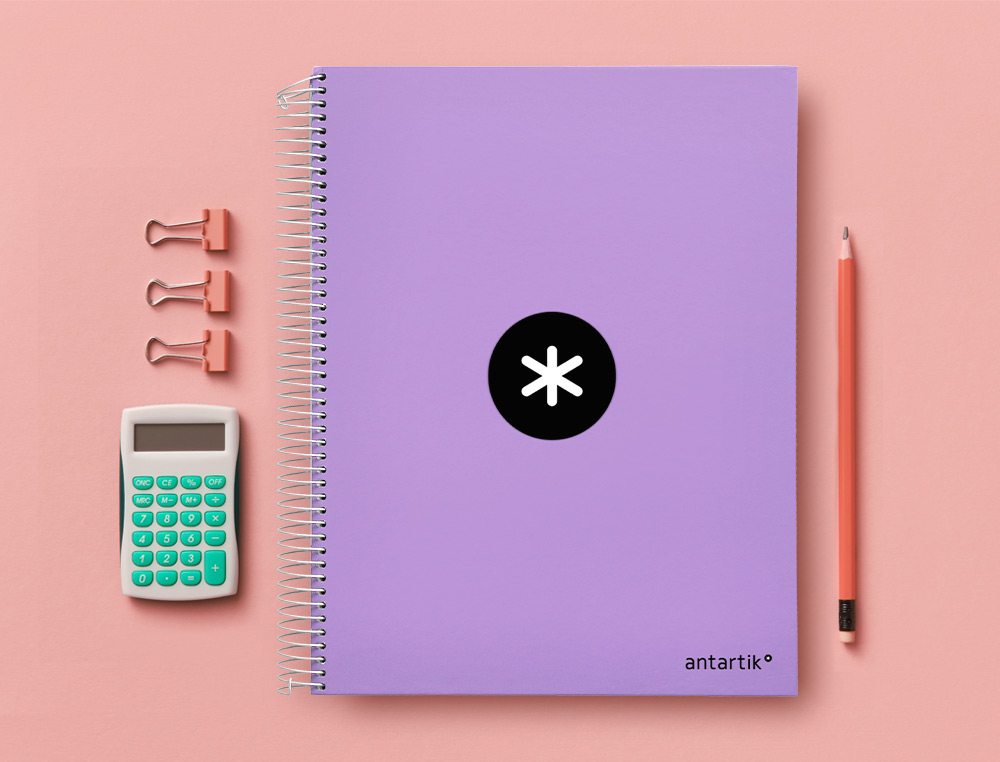 CADERNO ESPIRAL DIN A4 ANTARTIK CAPA FORRADA 120F 100 GR PAUTADO 5 BANDAS 4 FUROS COR LAVANDA