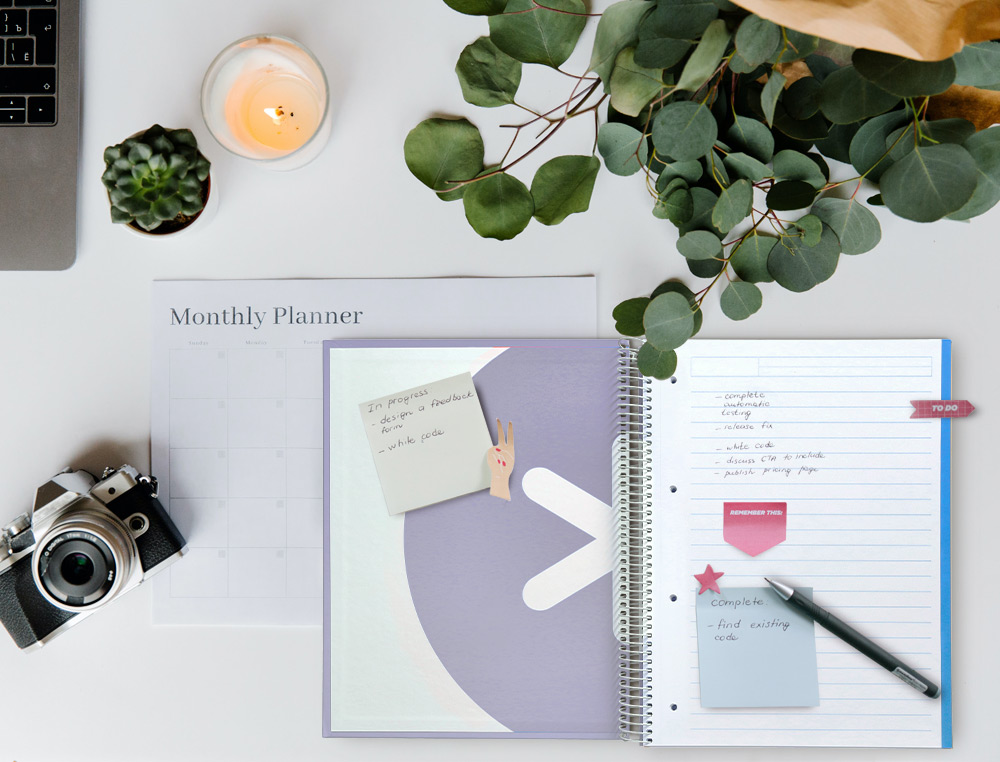 CADERNO ESPIRAL DIN A4 ANTARTIK CAPA FORRADA 120F 100 GR PAUTADO 5 BANDAS 4 FUROS COR LAVANDA