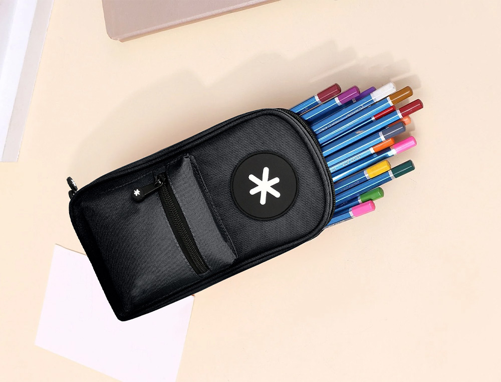ESTOJO ESCOLAR ANTARTIK FORMA DE MOCHILA COM BOLSO E 4 DEPARTAMENTOS COR PRETO 230X50X120 MM