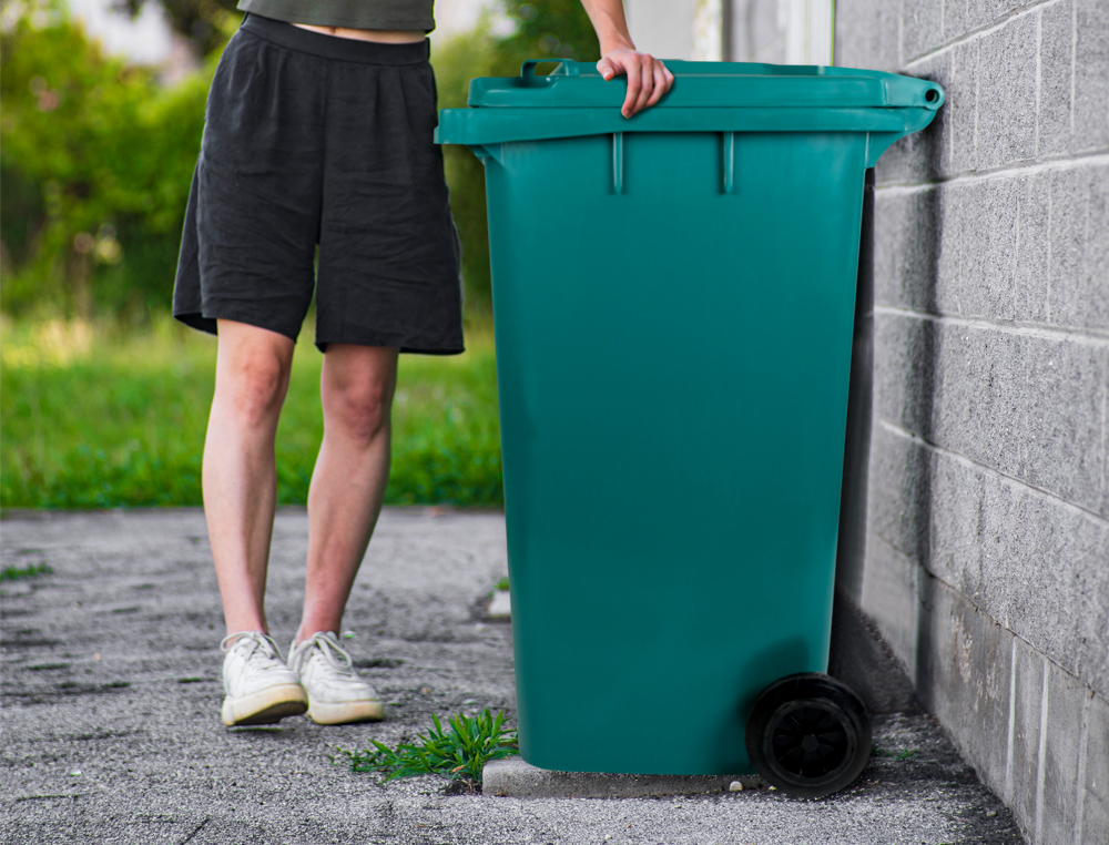CONTENTOR DE LIXO Q-CONNECT PLASTICO COM TAMPA E RODAS 240 LITROS 1040X620X610 MM VERDE