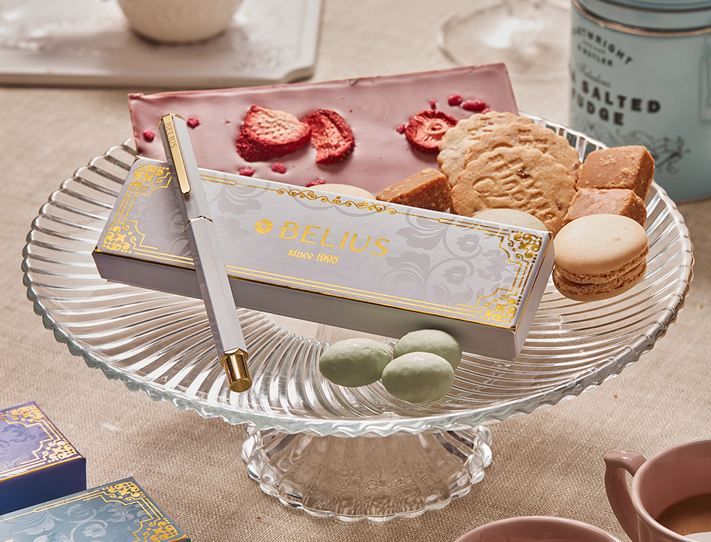 ESFEROGRAFICA BELIUS MACARON BLISS ALUMINIO DESENHO HEXAGONAL BRANCO E DOURADO TINTA AZUL CAIXA DESIGN