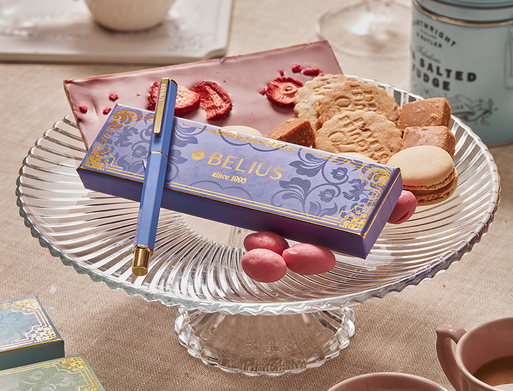 ESFEROGRAFICA BELIUS MACARON BLISS ALUMINIO DESENHO HEXAGONAL ROXO E DOURADO TINTA AZUL CAIXA DESIGN