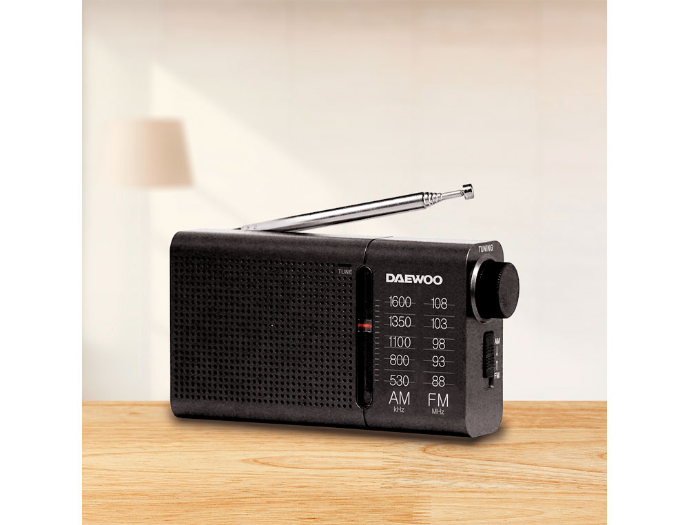RADIO PORTATIL DAEWOO AM/FM ANTENA TELESCOPICA AURICULARES INCLUIDOS JACK 3.5 MM COR PRETO