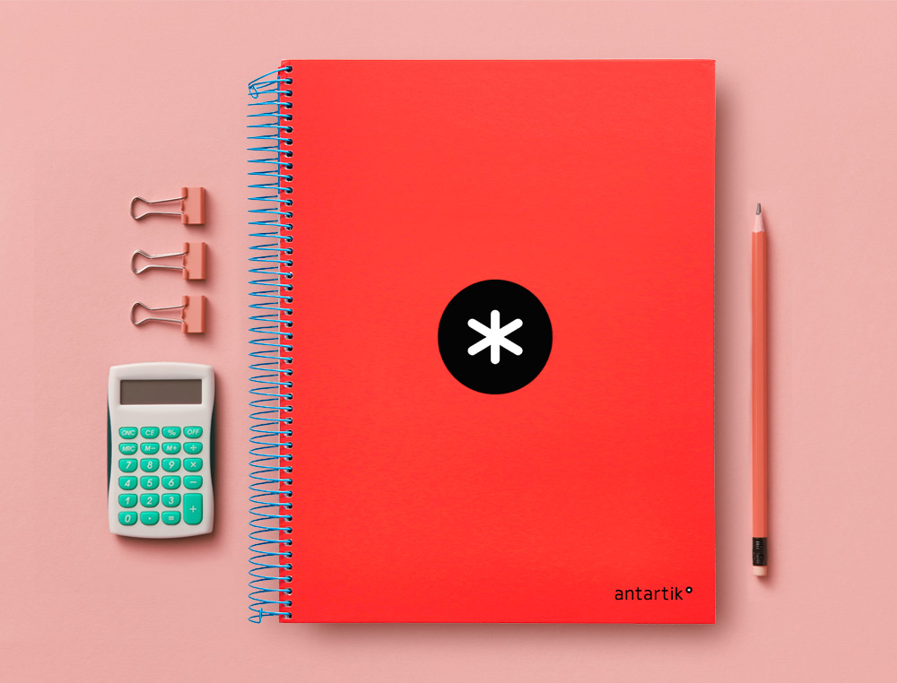 CADERNO ESPIRAL DIN A4 ANTARTIK CAPA FORRADA 120 F 100 GR LISO COM BANDAS DE CORES 4 FUROS COR VERMELHO